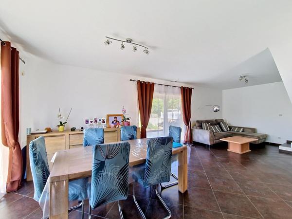 Maison de 2011, 4 chambres, garage, sous sol de 45 m² sur terrain de 380 m²