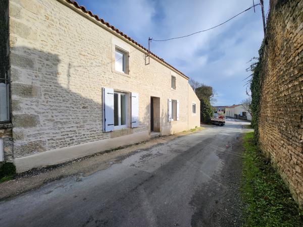 Saint-Aubin-la-Plaine (85210) Maison en pierre entièrement rénovée, 3 chambres et grand bureau