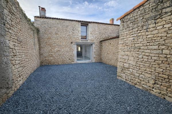 Saint-Aubin-la-Plaine (85210) Maison en pierre entièrement rénovée, 3 chambres et grand bureau