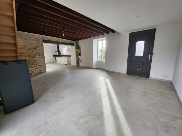 Saint-Aubin-la-Plaine (85210) Maison en pierre entièrement rénovée, 3 chambres et grand bureau