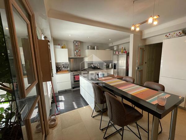 Maison de standing à Gelos : 7 pièces avec piscine