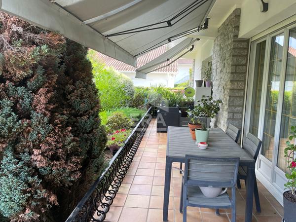 Maison de standing à Gelos : 7 pièces avec piscine