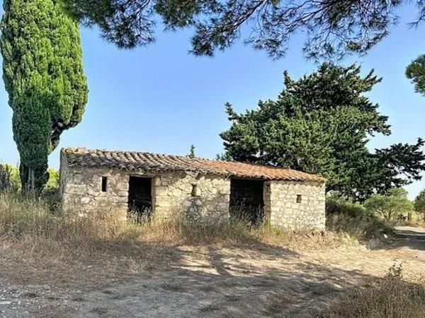 Vue imprenable sur les Corbières, la garrigue, les étangs de Sigean et de La Palme, et, par temps clair, jusqu'à la Méditerranée