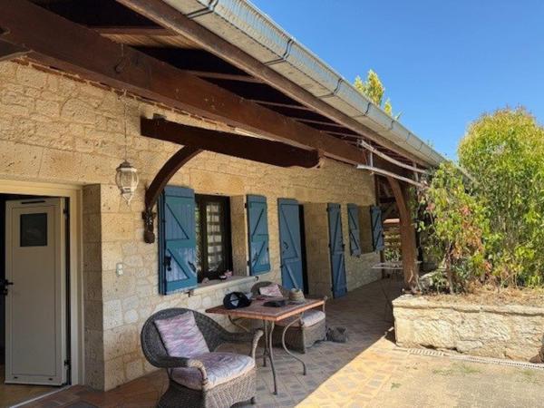 Maison en pierre avec parc et étang