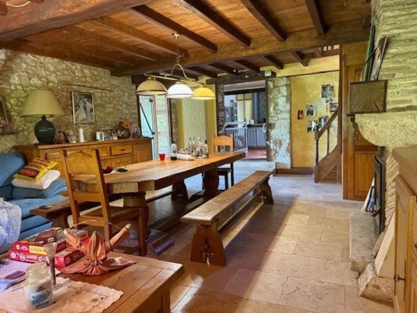 Maison en pierre avec parc et étang