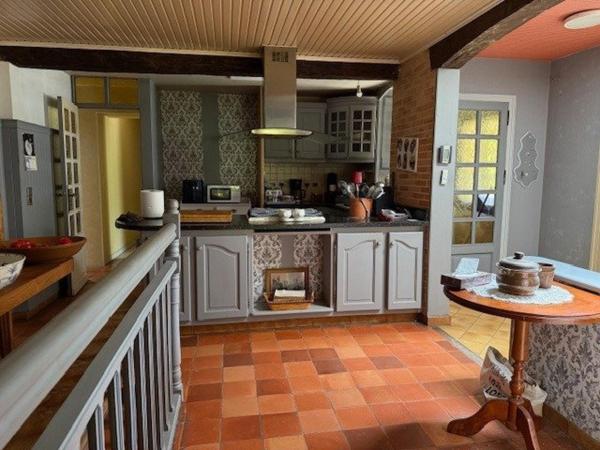 Maison en pierre avec parc et étang