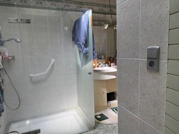 Maison en pierre avec parc et étang