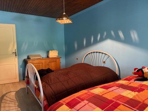 Maison en pierre avec parc et étang