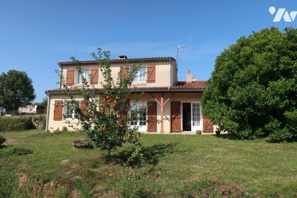 AU COEUR DE POUZAUGES, MAISON DE 1990 DISPOSANT DE 4 CHAMBRES, SUR UN TERRAIN DE 3200 m².
