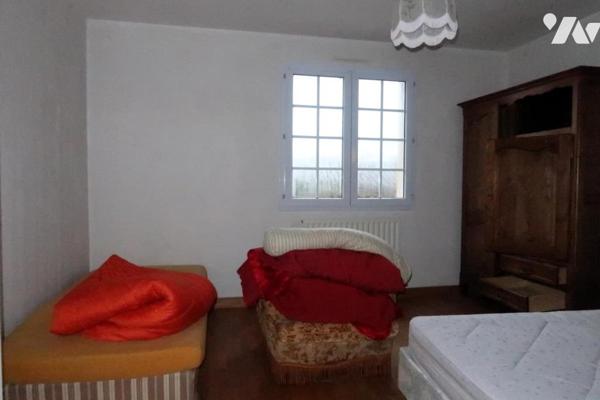 AU COEUR DE POUZAUGES, MAISON DE 1990 DISPOSANT DE 4 CHAMBRES, SUR UN TERRAIN DE 3200 m².