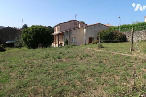 AU COEUR DE POUZAUGES, MAISON DE 1990 DISPOSANT DE 4 CHAMBRES, SUR UN TERRAIN DE 3200 m².