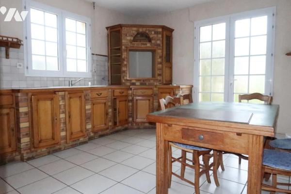 AU COEUR DE POUZAUGES, MAISON DE 1990 DISPOSANT DE 4 CHAMBRES, SUR UN TERRAIN DE 3200 m².