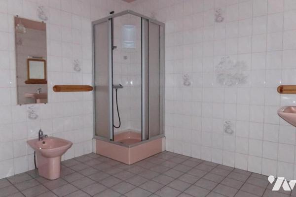 AU COEUR DE POUZAUGES, MAISON DE 1990 DISPOSANT DE 4 CHAMBRES, SUR UN TERRAIN DE 3200 m².