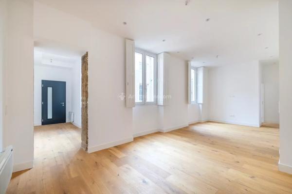 Vente                                                      Appartement
                        
                     4 pièces                      81 m2                     à Lyon 2