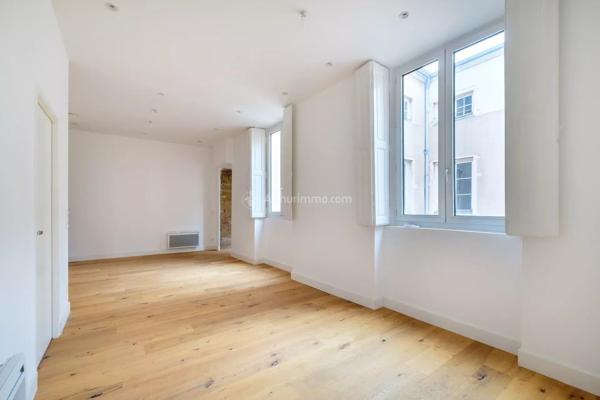 Vente                                                      Appartement
                        
                     4 pièces                      81 m2                     à Lyon 2