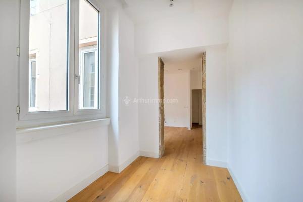 Vente                                                      Appartement
                        
                     4 pièces                      81 m2                     à Lyon 2