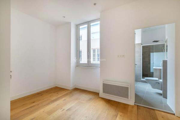 Vente                                                      Appartement
                        
                     4 pièces                      81 m2                     à Lyon 2