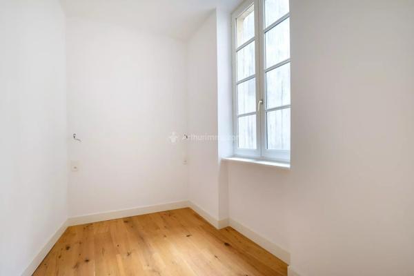 Vente                                                      Appartement
                        
                     4 pièces                      81 m2                     à Lyon 2