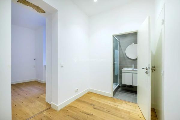 Vente                                                      Appartement
                        
                     4 pièces                      81 m2                     à Lyon 2