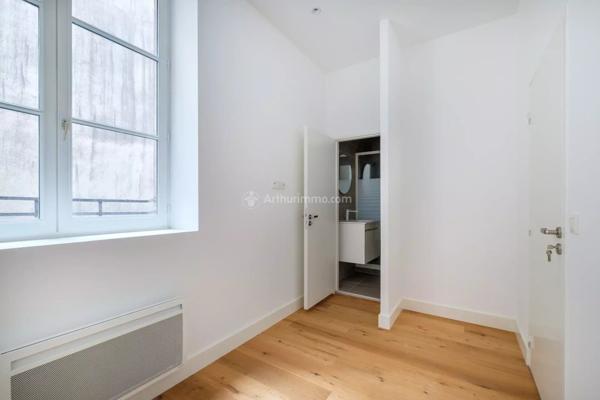 Vente                                                      Appartement
                        
                     4 pièces                      81 m2                     à Lyon 2