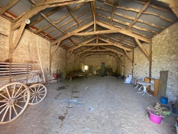 Ancien Corps de Ferme - 146 m² Habitables - 670 m² de dépendances au sol - 2 ha de terrain