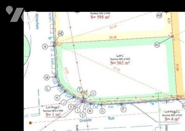 Bourg, prox. Ecoles et commerces, terrain à bâtir de 562 m², A viabiliser, raccordable au tout ...