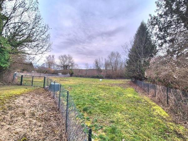 Ce Terrain de loisirs offre une surface de 1612 m² entièrement clôturé, plat et enherbé facile ...