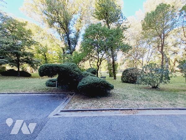 Montélimar, appartement en rez-de-chaussée, 2 chambres et un balcon.