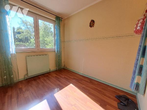 Montélimar, appartement en rez-de-chaussée, 2 chambres et un balcon.