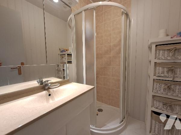 Montélimar, appartement en rez-de-chaussée, 2 chambres et un balcon.