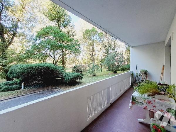 Montélimar, appartement en rez-de-chaussée, 2 chambres et un balcon.