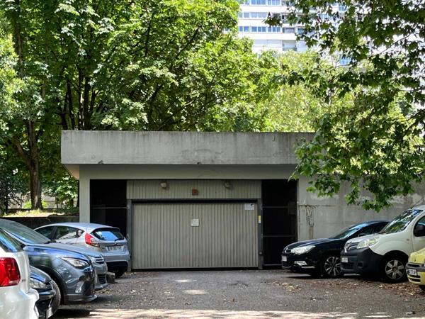 Stationnement à louer    Villeurbanne