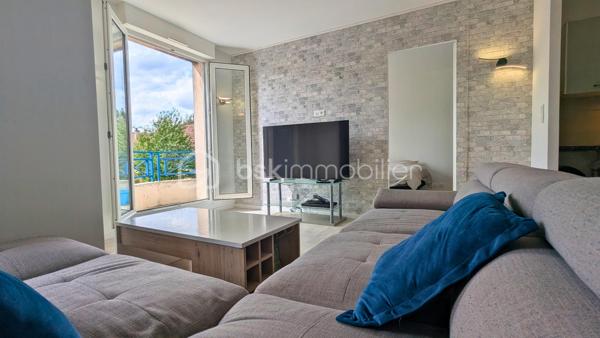 L'appartement parfait pour poser directement vos valises ! 

Situé au 1er étage d'une copropriété calme et bien tenue, ce 2 pièces de 42,75 m² Carrez allie agencement fluide, confort au quotidien et localisation de choix.  

Côté quartier, la situation géographique vous simplifiera la vie. Vous serez à quelques pas seulement du centre commercial Carrefour, de sa galerie marchande et de tous les commerces environnants. Envie d'une ambiance plus authentique ? Le vieux centre-ville historique et son église sont accessibles à pied, ce qui est idéal pour vous rendre facilement à la boulangerie, au tabac, chez le médecin ou dans les petits commerces de proximité.

Côté aménagement, une entrée optimisée dotée d'un placard de rangement intégré vous accueille. Elle dessert un séjour chaleureux ouvert sur une cuisine aménagée qui reste sur place avec sa plaque chauffante. 

Le vrai plus : un beau balcon accessible directement depuis le salon pour profiter des beaux jours;

L'espace nuit se compose d'une chambre au calme avec des murs en excellent état, qui bénéficie elle aussi d'un accès direct au balcon ! L'appartement dispose également d'une salle de bains fonctionnelle et agréable, équipée d'une baignoire et de WC.

Côté prestations, tout a été pensé pour votre confort. Le bien est équipé de volets roulants électriques dans la pièce de vie et d'un volet manuel dans la chambre. Le DPE est très bien classé (catégorie C), gage d'un logement économe, avec notamment une chaudière au gaz toute neuve datant de 2026. La sérénité est totale pour le futur acheteur : les diagnostics techniques sont impeccables, sans amiante et sans anomalies électriques ou gaz.  

Pour parfaire le tout, une place de parking attitrée vous permet de stationner sans difficulté au quotidien. Les charges de copropriété sont par ailleurs très maîtrisées et s'élèvent à environ 990 € par an.  

Un bien clef en main, parfaitement situé pour un premier achat ou un investissement locatif serein. N'hésitez pas à me contacter pour organiser une visite au plus vite !