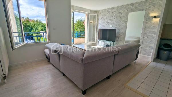 L'appartement parfait pour poser directement vos valises ! 

Situé au 1er étage d'une copropriété calme et bien tenue, ce 2 pièces de 42,75 m² Carrez allie agencement fluide, confort au quotidien et localisation de choix.  

Côté quartier, la situation géographique vous simplifiera la vie. Vous serez à quelques pas seulement du centre commercial Carrefour, de sa galerie marchande et de tous les commerces environnants. Envie d'une ambiance plus authentique ? Le vieux centre-ville historique et son église sont accessibles à pied, ce qui est idéal pour vous rendre facilement à la boulangerie, au tabac, chez le médecin ou dans les petits commerces de proximité.

Côté aménagement, une entrée optimisée dotée d'un placard de rangement intégré vous accueille. Elle dessert un séjour chaleureux ouvert sur une cuisine aménagée qui reste sur place avec sa plaque chauffante. 

Le vrai plus : un beau balcon accessible directement depuis le salon pour profiter des beaux jours;

L'espace nuit se compose d'une chambre au calme avec des murs en excellent état, qui bénéficie elle aussi d'un accès direct au balcon ! L'appartement dispose également d'une salle de bains fonctionnelle et agréable, équipée d'une baignoire et de WC.

Côté prestations, tout a été pensé pour votre confort. Le bien est équipé de volets roulants électriques dans la pièce de vie et d'un volet manuel dans la chambre. Le DPE est très bien classé (catégorie C), gage d'un logement économe, avec notamment une chaudière au gaz toute neuve datant de 2026. La sérénité est totale pour le futur acheteur : les diagnostics techniques sont impeccables, sans amiante et sans anomalies électriques ou gaz.  

Pour parfaire le tout, une place de parking attitrée vous permet de stationner sans difficulté au quotidien. Les charges de copropriété sont par ailleurs très maîtrisées et s'élèvent à environ 990 € par an.  

Un bien clef en main, parfaitement situé pour un premier achat ou un investissement locatif serein. N'hésitez pas à me contacter pour organiser une visite au plus vite !