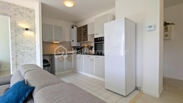 L'appartement parfait pour poser directement vos valises ! 

Situé au 1er étage d'une copropriété calme et bien tenue, ce 2 pièces de 42,75 m² Carrez allie agencement fluide, confort au quotidien et localisation de choix.  

Côté quartier, la situation géographique vous simplifiera la vie. Vous serez à quelques pas seulement du centre commercial Carrefour, de sa galerie marchande et de tous les commerces environnants. Envie d'une ambiance plus authentique ? Le vieux centre-ville historique et son église sont accessibles à pied, ce qui est idéal pour vous rendre facilement à la boulangerie, au tabac, chez le médecin ou dans les petits commerces de proximité.

Côté aménagement, une entrée optimisée dotée d'un placard de rangement intégré vous accueille. Elle dessert un séjour chaleureux ouvert sur une cuisine aménagée qui reste sur place avec sa plaque chauffante. 

Le vrai plus : un beau balcon accessible directement depuis le salon pour profiter des beaux jours;

L'espace nuit se compose d'une chambre au calme avec des murs en excellent état, qui bénéficie elle aussi d'un accès direct au balcon ! L'appartement dispose également d'une salle de bains fonctionnelle et agréable, équipée d'une baignoire et de WC.

Côté prestations, tout a été pensé pour votre confort. Le bien est équipé de volets roulants électriques dans la pièce de vie et d'un volet manuel dans la chambre. Le DPE est très bien classé (catégorie C), gage d'un logement économe, avec notamment une chaudière au gaz toute neuve datant de 2026. La sérénité est totale pour le futur acheteur : les diagnostics techniques sont impeccables, sans amiante et sans anomalies électriques ou gaz.  

Pour parfaire le tout, une place de parking attitrée vous permet de stationner sans difficulté au quotidien. Les charges de copropriété sont par ailleurs très maîtrisées et s'élèvent à environ 990 € par an.  

Un bien clef en main, parfaitement situé pour un premier achat ou un investissement locatif serein. N'hésitez pas à me contacter pour organiser une visite au plus vite !