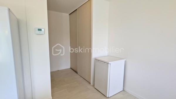 L'appartement parfait pour poser directement vos valises ! 

Situé au 1er étage d'une copropriété calme et bien tenue, ce 2 pièces de 42,75 m² Carrez allie agencement fluide, confort au quotidien et localisation de choix.  

Côté quartier, la situation géographique vous simplifiera la vie. Vous serez à quelques pas seulement du centre commercial Carrefour, de sa galerie marchande et de tous les commerces environnants. Envie d'une ambiance plus authentique ? Le vieux centre-ville historique et son église sont accessibles à pied, ce qui est idéal pour vous rendre facilement à la boulangerie, au tabac, chez le médecin ou dans les petits commerces de proximité.

Côté aménagement, une entrée optimisée dotée d'un placard de rangement intégré vous accueille. Elle dessert un séjour chaleureux ouvert sur une cuisine aménagée qui reste sur place avec sa plaque chauffante. 

Le vrai plus : un beau balcon accessible directement depuis le salon pour profiter des beaux jours;

L'espace nuit se compose d'une chambre au calme avec des murs en excellent état, qui bénéficie elle aussi d'un accès direct au balcon ! L'appartement dispose également d'une salle de bains fonctionnelle et agréable, équipée d'une baignoire et de WC.

Côté prestations, tout a été pensé pour votre confort. Le bien est équipé de volets roulants électriques dans la pièce de vie et d'un volet manuel dans la chambre. Le DPE est très bien classé (catégorie C), gage d'un logement économe, avec notamment une chaudière au gaz toute neuve datant de 2026. La sérénité est totale pour le futur acheteur : les diagnostics techniques sont impeccables, sans amiante et sans anomalies électriques ou gaz.  

Pour parfaire le tout, une place de parking attitrée vous permet de stationner sans difficulté au quotidien. Les charges de copropriété sont par ailleurs très maîtrisées et s'élèvent à environ 990 € par an.  

Un bien clef en main, parfaitement situé pour un premier achat ou un investissement locatif serein. N'hésitez pas à me contacter pour organiser une visite au plus vite !