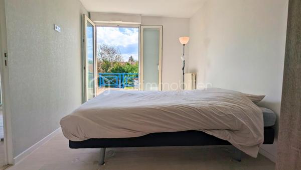 L'appartement parfait pour poser directement vos valises ! 

Situé au 1er étage d'une copropriété calme et bien tenue, ce 2 pièces de 42,75 m² Carrez allie agencement fluide, confort au quotidien et localisation de choix.  

Côté quartier, la situation géographique vous simplifiera la vie. Vous serez à quelques pas seulement du centre commercial Carrefour, de sa galerie marchande et de tous les commerces environnants. Envie d'une ambiance plus authentique ? Le vieux centre-ville historique et son église sont accessibles à pied, ce qui est idéal pour vous rendre facilement à la boulangerie, au tabac, chez le médecin ou dans les petits commerces de proximité.

Côté aménagement, une entrée optimisée dotée d'un placard de rangement intégré vous accueille. Elle dessert un séjour chaleureux ouvert sur une cuisine aménagée qui reste sur place avec sa plaque chauffante. 

Le vrai plus : un beau balcon accessible directement depuis le salon pour profiter des beaux jours;

L'espace nuit se compose d'une chambre au calme avec des murs en excellent état, qui bénéficie elle aussi d'un accès direct au balcon ! L'appartement dispose également d'une salle de bains fonctionnelle et agréable, équipée d'une baignoire et de WC.

Côté prestations, tout a été pensé pour votre confort. Le bien est équipé de volets roulants électriques dans la pièce de vie et d'un volet manuel dans la chambre. Le DPE est très bien classé (catégorie C), gage d'un logement économe, avec notamment une chaudière au gaz toute neuve datant de 2026. La sérénité est totale pour le futur acheteur : les diagnostics techniques sont impeccables, sans amiante et sans anomalies électriques ou gaz.  

Pour parfaire le tout, une place de parking attitrée vous permet de stationner sans difficulté au quotidien. Les charges de copropriété sont par ailleurs très maîtrisées et s'élèvent à environ 990 € par an.  

Un bien clef en main, parfaitement situé pour un premier achat ou un investissement locatif serein. N'hésitez pas à me contacter pour organiser une visite au plus vite !