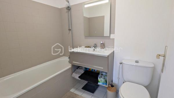 L'appartement parfait pour poser directement vos valises ! 

Situé au 1er étage d'une copropriété calme et bien tenue, ce 2 pièces de 42,75 m² Carrez allie agencement fluide, confort au quotidien et localisation de choix.  

Côté quartier, la situation géographique vous simplifiera la vie. Vous serez à quelques pas seulement du centre commercial Carrefour, de sa galerie marchande et de tous les commerces environnants. Envie d'une ambiance plus authentique ? Le vieux centre-ville historique et son église sont accessibles à pied, ce qui est idéal pour vous rendre facilement à la boulangerie, au tabac, chez le médecin ou dans les petits commerces de proximité.

Côté aménagement, une entrée optimisée dotée d'un placard de rangement intégré vous accueille. Elle dessert un séjour chaleureux ouvert sur une cuisine aménagée qui reste sur place avec sa plaque chauffante. 

Le vrai plus : un beau balcon accessible directement depuis le salon pour profiter des beaux jours;

L'espace nuit se compose d'une chambre au calme avec des murs en excellent état, qui bénéficie elle aussi d'un accès direct au balcon ! L'appartement dispose également d'une salle de bains fonctionnelle et agréable, équipée d'une baignoire et de WC.

Côté prestations, tout a été pensé pour votre confort. Le bien est équipé de volets roulants électriques dans la pièce de vie et d'un volet manuel dans la chambre. Le DPE est très bien classé (catégorie C), gage d'un logement économe, avec notamment une chaudière au gaz toute neuve datant de 2026. La sérénité est totale pour le futur acheteur : les diagnostics techniques sont impeccables, sans amiante et sans anomalies électriques ou gaz.  

Pour parfaire le tout, une place de parking attitrée vous permet de stationner sans difficulté au quotidien. Les charges de copropriété sont par ailleurs très maîtrisées et s'élèvent à environ 990 € par an.  

Un bien clef en main, parfaitement situé pour un premier achat ou un investissement locatif serein. N'hésitez pas à me contacter pour organiser une visite au plus vite !