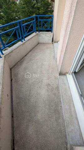 L'appartement parfait pour poser directement vos valises ! 

Situé au 1er étage d'une copropriété calme et bien tenue, ce 2 pièces de 42,75 m² Carrez allie agencement fluide, confort au quotidien et localisation de choix.  

Côté quartier, la situation géographique vous simplifiera la vie. Vous serez à quelques pas seulement du centre commercial Carrefour, de sa galerie marchande et de tous les commerces environnants. Envie d'une ambiance plus authentique ? Le vieux centre-ville historique et son église sont accessibles à pied, ce qui est idéal pour vous rendre facilement à la boulangerie, au tabac, chez le médecin ou dans les petits commerces de proximité.

Côté aménagement, une entrée optimisée dotée d'un placard de rangement intégré vous accueille. Elle dessert un séjour chaleureux ouvert sur une cuisine aménagée qui reste sur place avec sa plaque chauffante. 

Le vrai plus : un beau balcon accessible directement depuis le salon pour profiter des beaux jours;

L'espace nuit se compose d'une chambre au calme avec des murs en excellent état, qui bénéficie elle aussi d'un accès direct au balcon ! L'appartement dispose également d'une salle de bains fonctionnelle et agréable, équipée d'une baignoire et de WC.

Côté prestations, tout a été pensé pour votre confort. Le bien est équipé de volets roulants électriques dans la pièce de vie et d'un volet manuel dans la chambre. Le DPE est très bien classé (catégorie C), gage d'un logement économe, avec notamment une chaudière au gaz toute neuve datant de 2026. La sérénité est totale pour le futur acheteur : les diagnostics techniques sont impeccables, sans amiante et sans anomalies électriques ou gaz.  

Pour parfaire le tout, une place de parking attitrée vous permet de stationner sans difficulté au quotidien. Les charges de copropriété sont par ailleurs très maîtrisées et s'élèvent à environ 990 € par an.  

Un bien clef en main, parfaitement situé pour un premier achat ou un investissement locatif serein. N'hésitez pas à me contacter pour organiser une visite au plus vite !