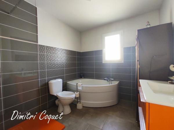 Villa de plain-pied avec piscine