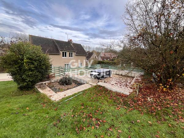 Maison 5 pièces sur un terrain de 1300 m² avec piscine dans le charmant village de Dormelles