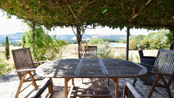 FERMETTE MODERNISÉE AVEC PISCINE ET VUE DÉGAGÉE Cordes sur ciel