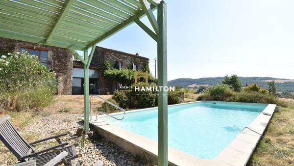 FERMETTE MODERNISÉE AVEC PISCINE ET VUE DÉGAGÉE Cordes sur ciel