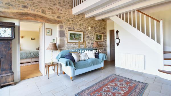 FERMETTE MODERNISÉE AVEC PISCINE ET VUE DÉGAGÉE Cordes sur ciel