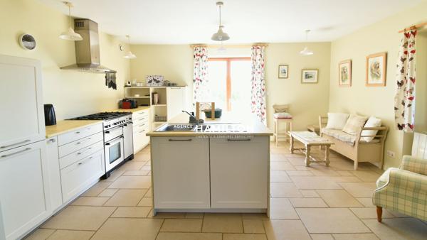 FERMETTE MODERNISÉE AVEC PISCINE ET VUE DÉGAGÉE Cordes sur ciel