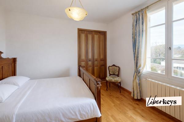 Une Maison Familiale de 236 m² sur 2 700 m² de Terrain Plein Sud