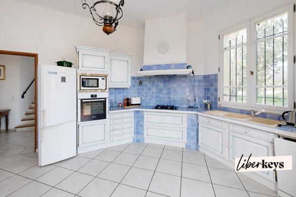 Une Maison Familiale de 236 m² sur 2 700 m² de Terrain Plein Sud