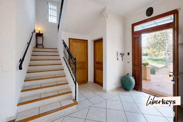 Une Maison Familiale de 236 m² sur 2 700 m² de Terrain Plein Sud