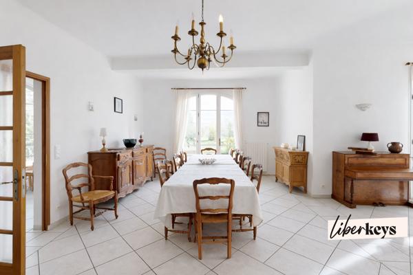 Une Maison Familiale de 236 m² sur 2 700 m² de Terrain Plein Sud