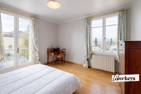 Une Maison Familiale de 236 m² sur 2 700 m² de Terrain Plein Sud